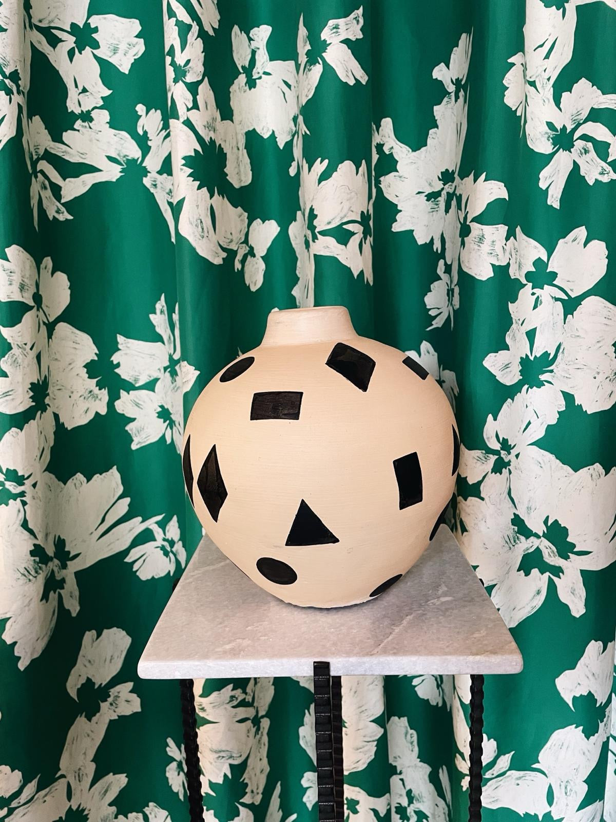 Round terracotta vase with pattern